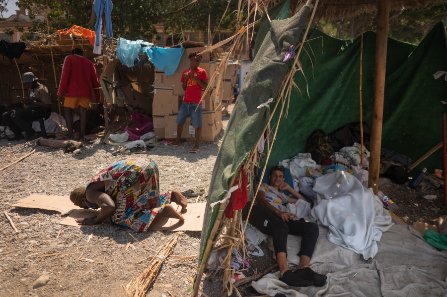 España abre centros de acogida para los migrantes que siguen en Ceuta