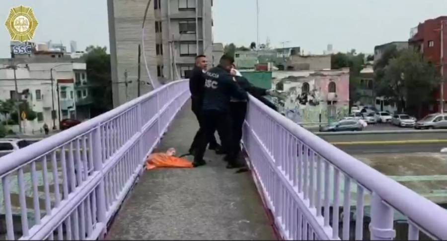 Policías de CDMX evitan suicidio de joven en puente peatonal del Viaducto