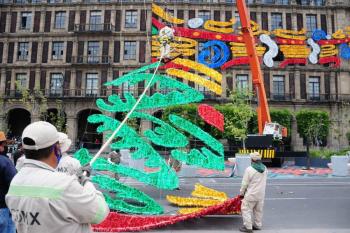 CDMX alista decoraci&oacute;n del Z&oacute;calo para las celebraciones patrias