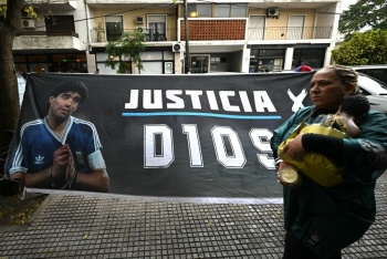 Juicio por muerte de Maradona se posterga para verificar registros m&eacute;dicos dudosos
