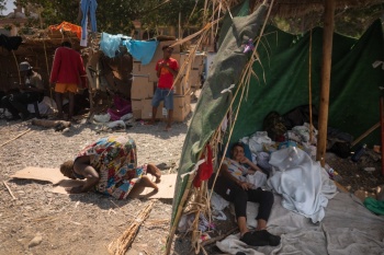 Espa&ntilde;a abre centros de acogida para los migrantes que siguen en Ceuta
