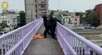 Polic&iacute;as de CDMX evitan suicidio de joven en puente peatonal del Viaducto