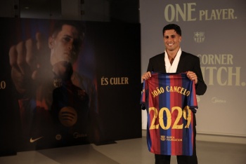 Barcelona oficializa la vuelta de Cancelo para reforzar su defensa