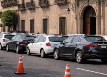 Bloquean choferes de aplicaci&oacute;n frente a Casa Michoac&aacute;n