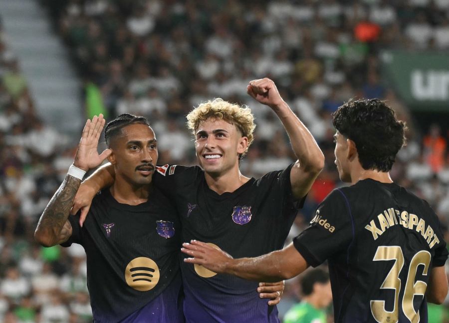 El campeón Barca arranca goleando, Julián Álvarez abucheado en su regreso