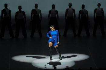 Rosal&iacute;a recuerda a Paquita la del Barrio durante su presentaci&oacute;n en la Ciudad de M&eacute;xico