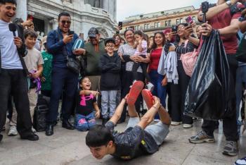 Batallas de “aura” re&uacute;nen a cientos de j&oacute;venes en distintos puntos de la CDMX