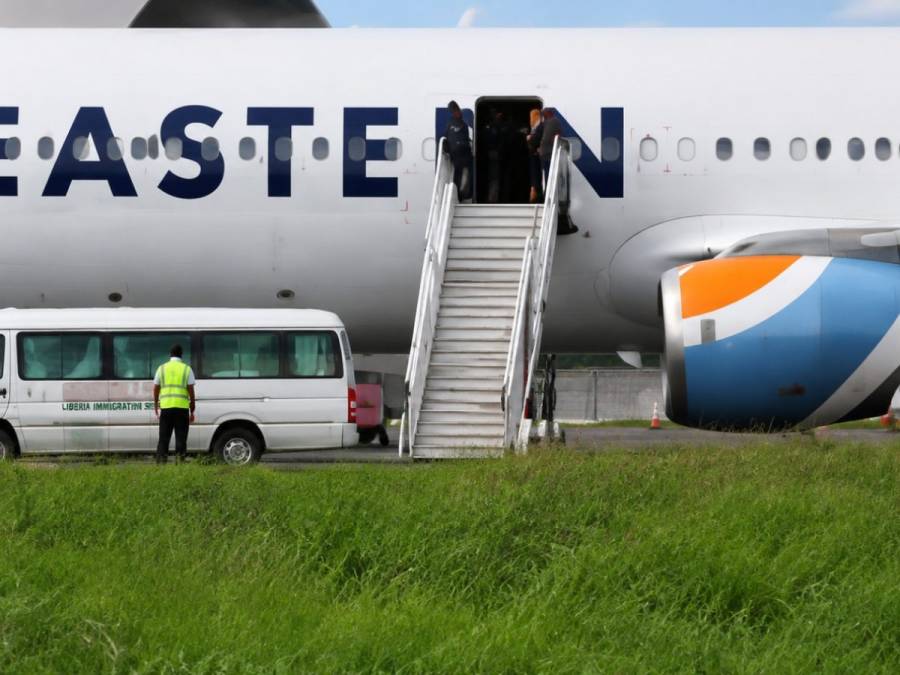 Migrantes deportados de EE.UU. terminan retenidos en Guinea Ecuatorial tras rechazar desembarcar en Liberia