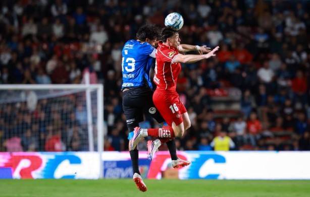 Con 10 hombres, Toluca le arrancó el triunfo a los Gallos