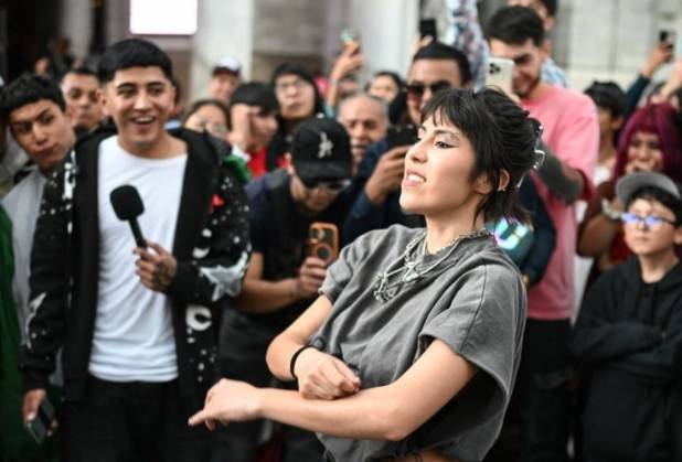 Batallas de ‘aura’ llevan los memes de internet a las calles