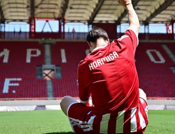 Armando González deja Chivas y ficha con Olympiacos