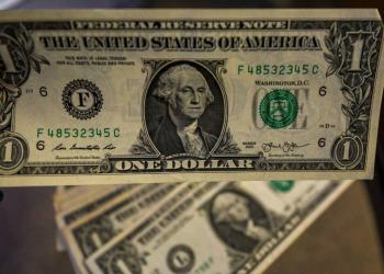 El peso mexicano inicia la semana con ligera presi&oacute;n frente al d&oacute;lar