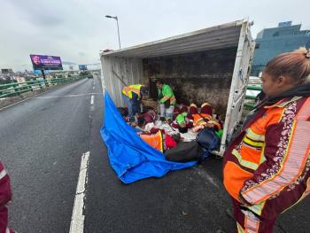 Vuelca cami&oacute;n con trabajadores de limpia en el Segundo Piso del Perif&eacute;rico
