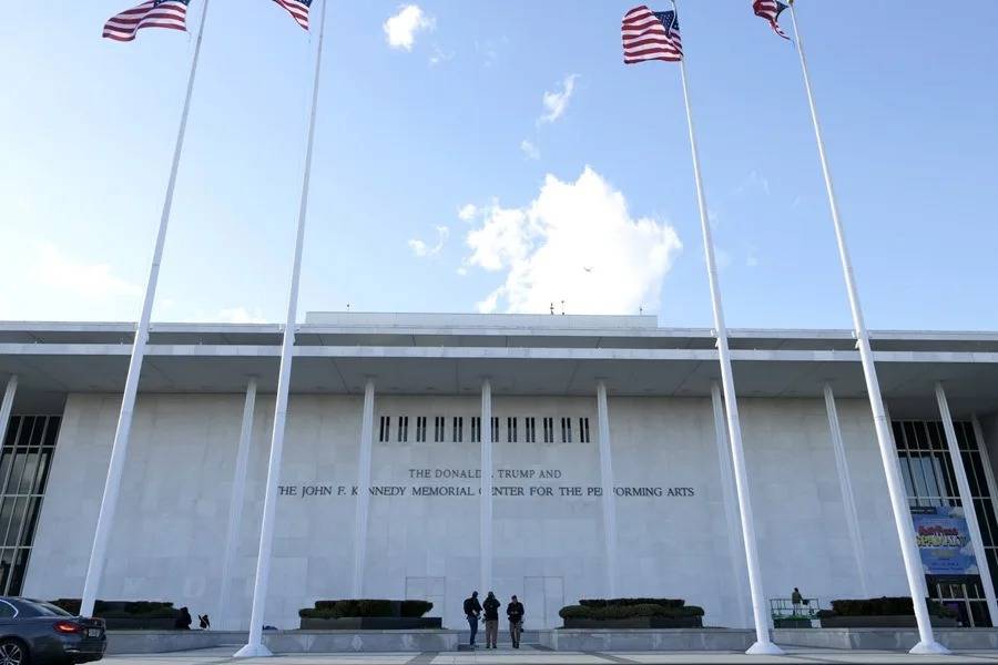 Administración Trump insiste en añadir su nombre al Centro Kennedy y advierte riesgo de demolición