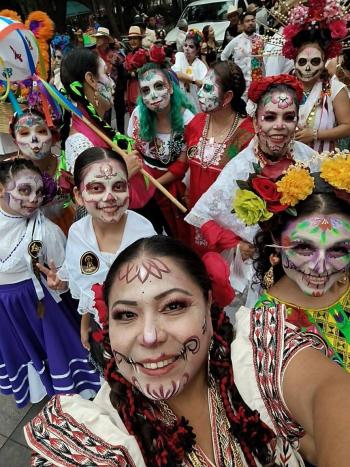Catrinas Regionales llenan de color la calenda de la Banda Monumental Oaxaque&ntilde;a en el Z&oacute;calo capitalino