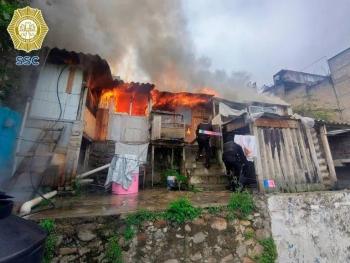 Polic&iacute;as y vecinos sofocan incendio en &Aacute;lvaro Obreg&oacute;n