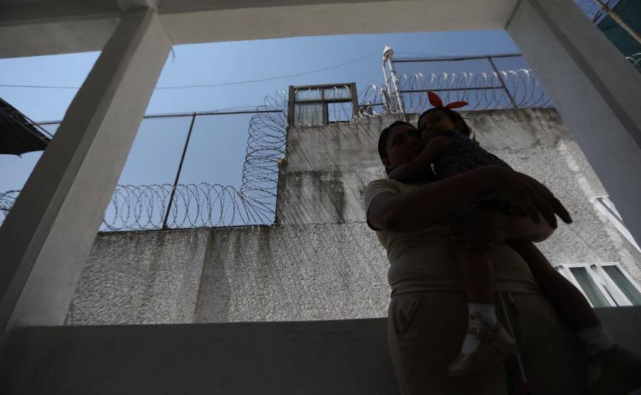 Organizaciones feministas lanzan guía para prevenir violencia institucional contra mujeres en el sistema penal
