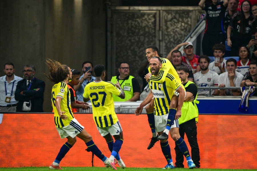 Fenerbahçe avanza a la Champions tras eliminar al Lyon en Francia 
