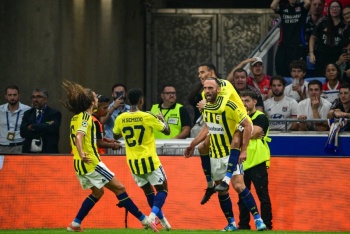 Fenerbahce avanza a la Champions tras eliminar al Lyon en Francia