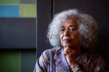 Angela Davis convoca multitud en la UNAM
