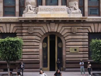 Banxico advierte que proceso desinflacionario ser&aacute; m&aacute;s lento y mantiene tasa en 6.50%