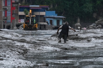 Rescatistas buscan a cientos de personas tras riadas entre Nepal y T&iacute;bet que dejan 160 muertos
