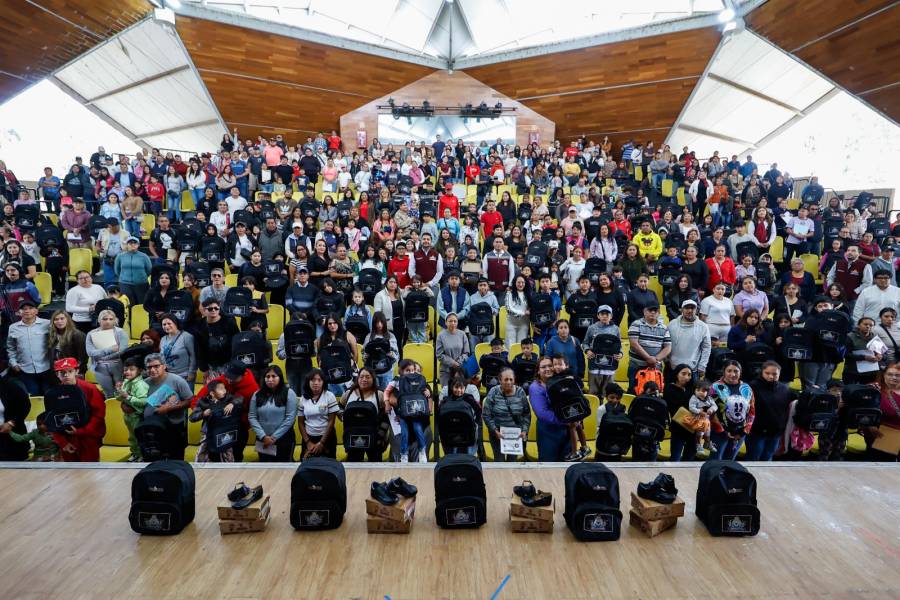 Nezahualcóyotl entrega mochilas y calzado escolar gratuitos a más de 60 mil estudiantes