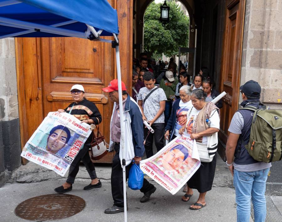 Padres de los 43 normalistas piden a Sheinbaum reforzar investigación y respetar manifestación