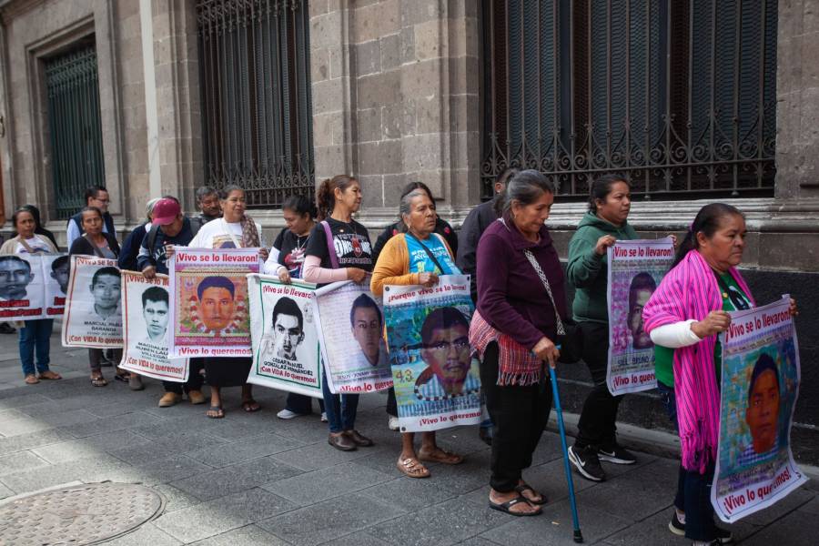 Familiares de los 43 normalistas ingresan a Palacio Nacional para reunirse con Sheinbaum
