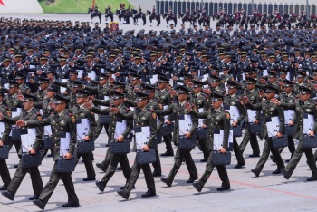 Sedena grad&uacute;a a m&aacute;s de mil 300 subtenientes en el Heroico Colegio Militar