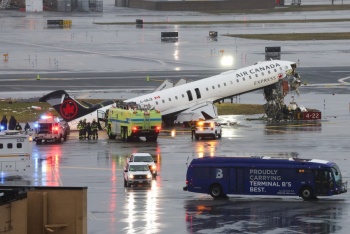Controladores a&eacute;reos dejaron su puesto antes de mortal accidente en Nueva York, seg&uacute;n WSJ