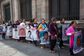 Familiares de los 43 normalistas ingresan a Palacio Nacional para reunirse con Sheinbaum