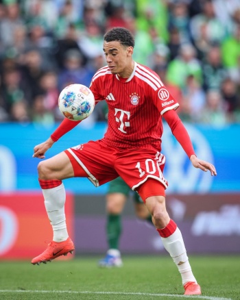 Musiala seguir&aacute; de baja pero responde bien al tratamiento, anuncia DT del Bayern M&uacute;nich