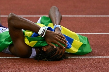 El brasile&ntilde;o Alison Dos Santos bate con 45.80 el r&eacute;cord mundial de 400 m vallas