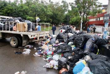 Retiran ocho toneladas de basura de una vivienda en Torre&oacute;n