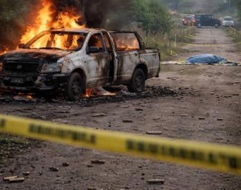 Jornada violenta en Tac&aacute;mbaro deja un muerto y una camioneta incendiada
