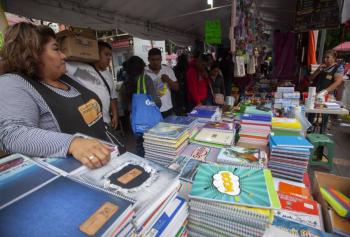 Compras de &uacute;ltima hora para el regreso a clases presionan el presupuesto familiar