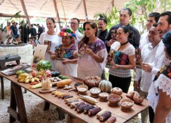 Mara Lezama presenta gu&iacute;a gastron&oacute;mica con 12 destinos del Caribe Mexicano