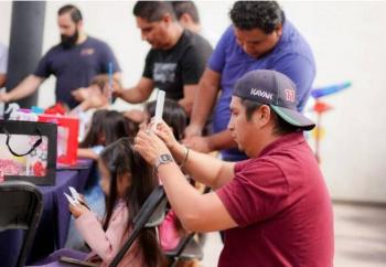 Pap&aacute;s toman taller para aprender a peinar a sus hijas