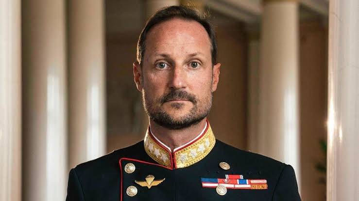 Haakon VIII se dirige por primera vez a la nación noruega como rey