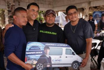 Quer&eacute;taro entrega uniformes a personal del transporte escolar para el ciclo 2026-2027