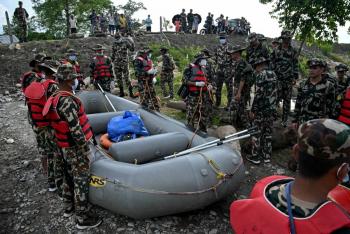 Aumenta a 781 la cifra de muertos por devastadoras inundaciones en Nepal