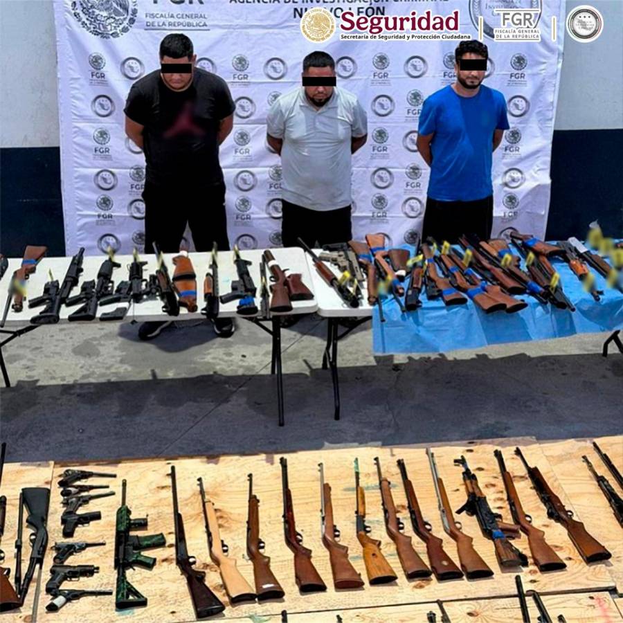 Aseguran 210 armas ocultas en semirremolques y detienen a tres personas en Nuevo León