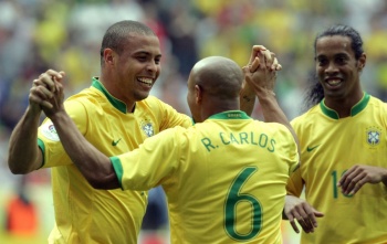 Ronaldo y Roberto Carlos compran peque&ntilde;o club de f&uacute;tbol en Brasil