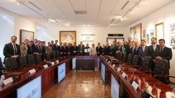 Gobierno y gasolineros renuevan acuerdo para estabilizar precios de combustibles