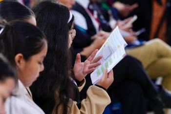 Sheinbaum advierte riesgos por adicci&oacute;n digital y propone regular celulares en escuelas