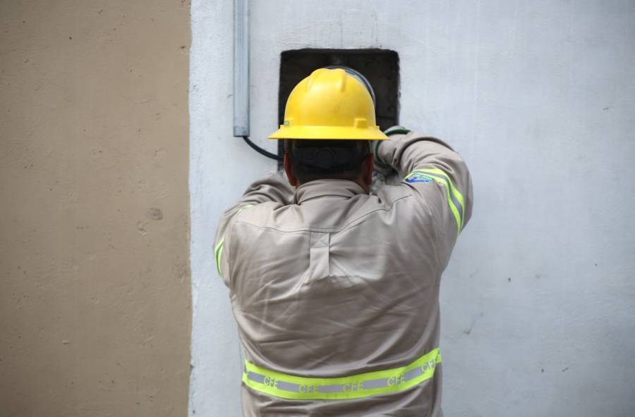 CFE restablece servicio eléctrico en cuatro estados tras apagón por vandalismo