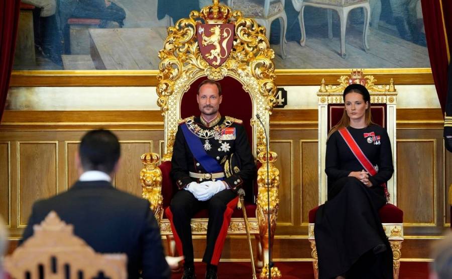 Haakon VIII jura la Constitución y Noruega despide al rey Harald V