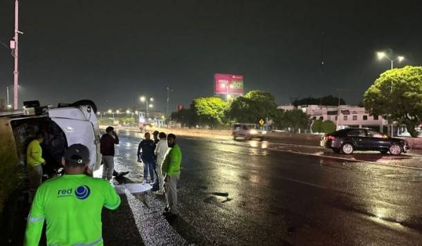Vuelca cami&oacute;n recolector en 5 de Febrero; tres trabajadores resultan heridos