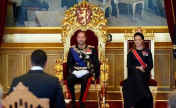 Haakon VIII jura la Constituci&oacute;n y Noruega despide al rey Harald V